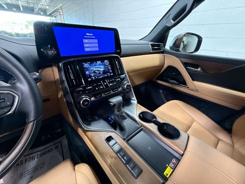 Used 2024 Lexus LX 600 4WD w/ Luxury Package image 29
