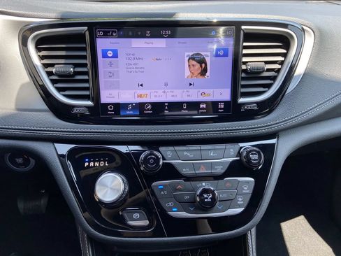 Used 2025 Chrysler Pacifica Limited FWD image 20