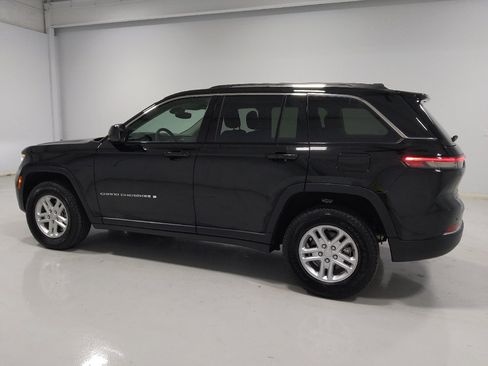 Used 2023 Jeep Grand Cherokee Laredo w/ Luxury Tech Group I AWD/4WD image 3