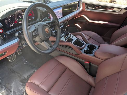 Certified 2026 Porsche Cayenne S AWD/4WD image 4