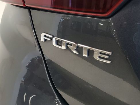 Used 2019 Kia Forte LXS FWD image 5
