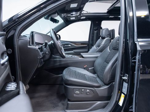 Used 2024 Cadillac Escalade Premium Luxury Platinum AWD/4WD image 9