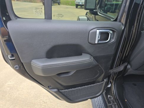 Used 2023 Jeep Gladiator Overland image 11