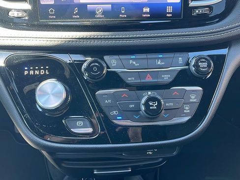 New 2027 Chrysler Pacifica Select AWD/4WD image 14