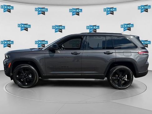 Used 2023 Jeep Grand Cherokee Altitude AWD/4WD image 3