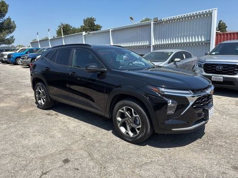 Used 2024 Chevrolet Trax LT w/ Driver Confidence Package FWD image 2
