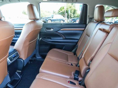 Used 2017 Toyota Highlander Limited AWD/4WD image 19