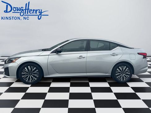 Used 2024 Nissan Altima 2.5 SV FWD image 2