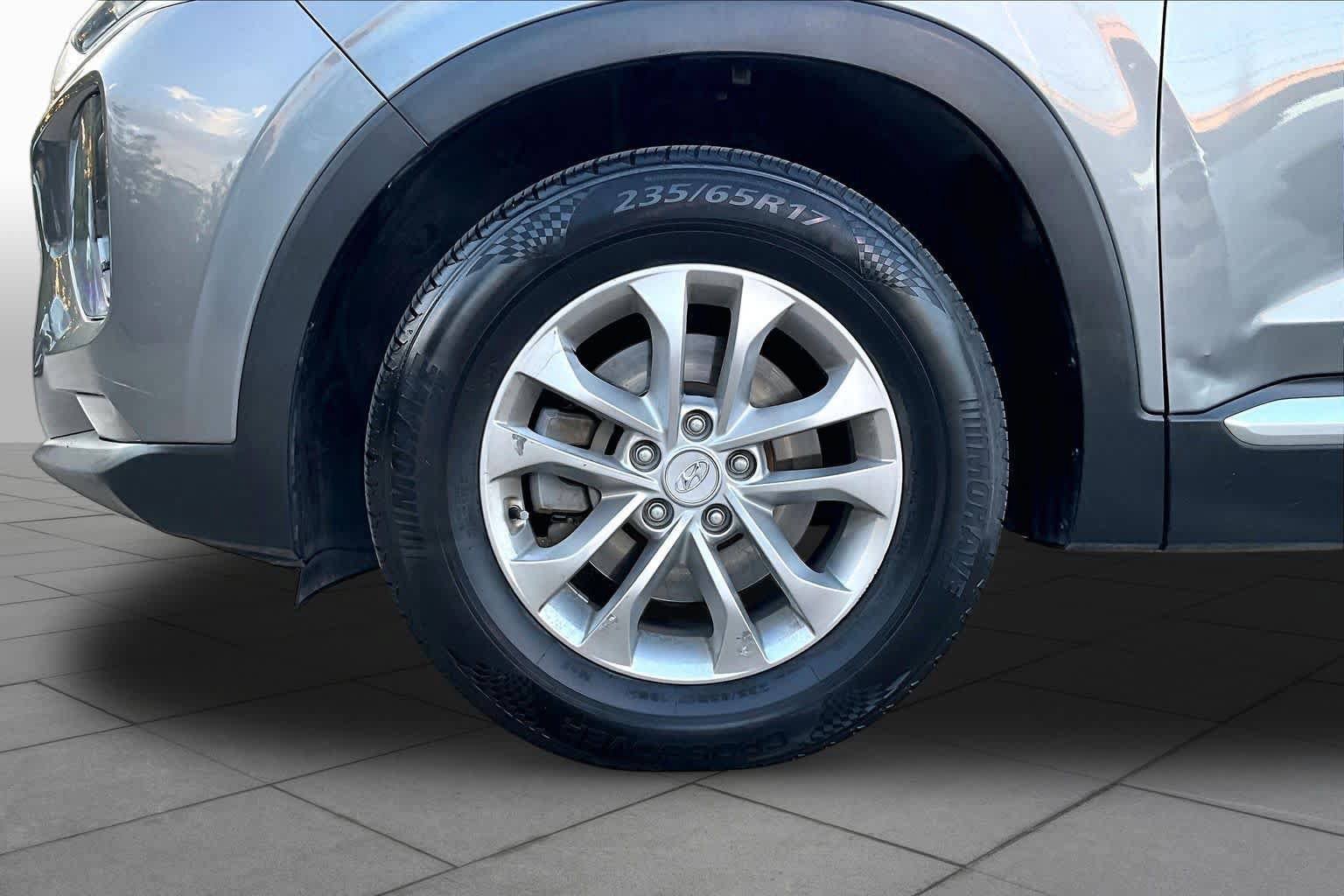 Used 2019 Hyundai Santa Fe SEL FWD image 11
