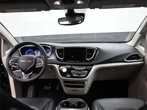 Used 2024 Chrysler Pacifica Touring-L image 22