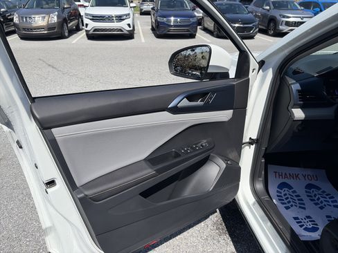 Used 2024 Volkswagen Taos SE image 15