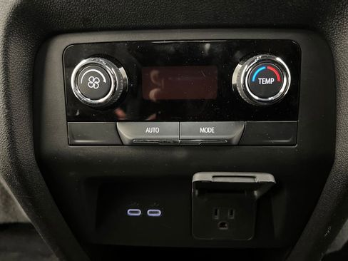 Used 2024 Chevrolet Traverse LT image 25