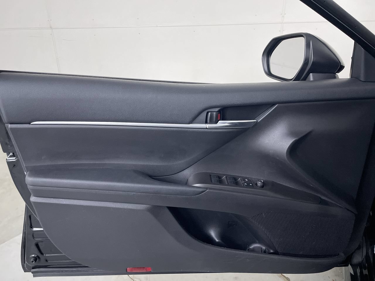 Used 2023 Toyota Camry SE FWD image 11
