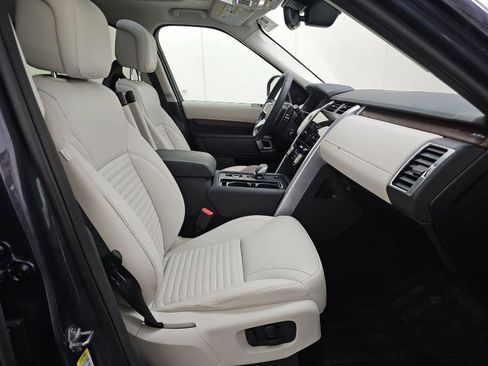 Used 2024 Land Rover Discovery S image 8