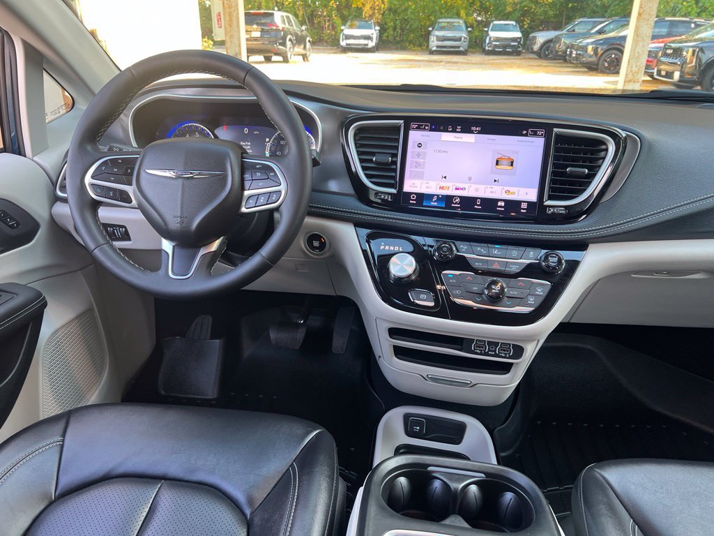 Used 2024 Chrysler Pacifica Touring-L FWD image 16