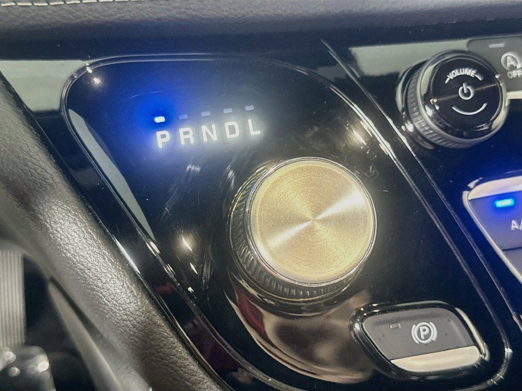 Used 2025 Chrysler Pacifica Limited FWD image 37