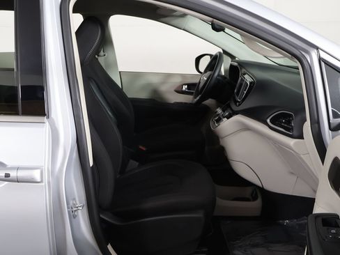 Used 2023 Chrysler Voyager LX FWD image 21