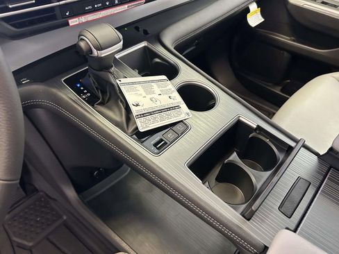 Used 2026 Toyota Sienna XLE FWD image 23