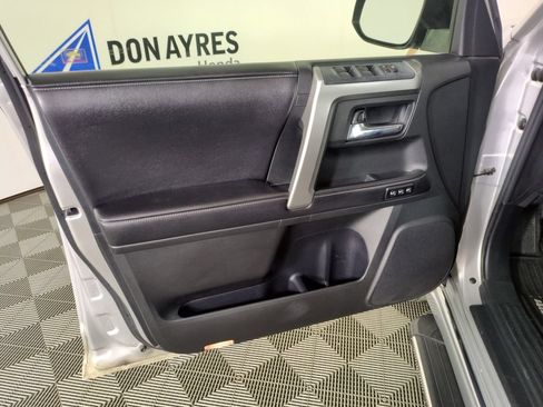 Used 2016 Toyota 4Runner SR5 AWD/4WD image 10