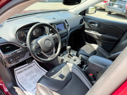 Used 2019 Jeep Cherokee Latitude Plus w/ Comfort/Convenience Group AWD/4WD image 11