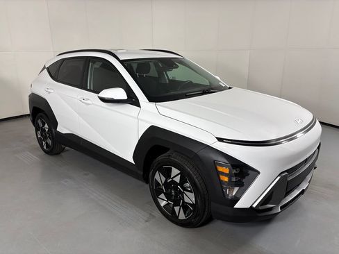 Used 2025 Hyundai Kona SEL FWD image 2