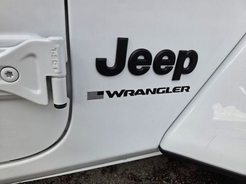 Used 2025 Jeep Wrangler Unlimited Sahara AWD/4WD image 24