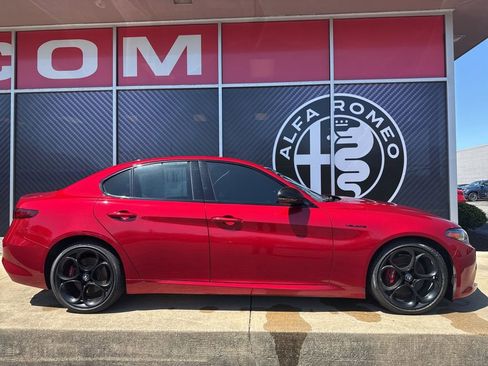 Used 2023 Alfa Romeo Giulia Veloce AWD/4WD image 4