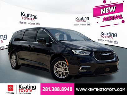 Used 2025 Chrysler Pacifica Select