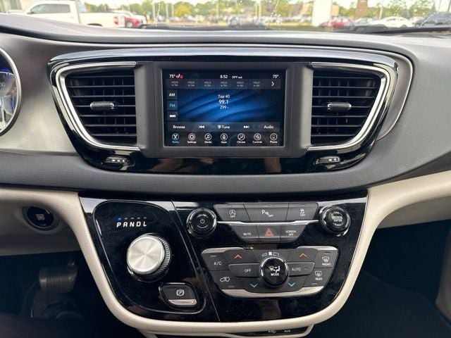 Used 2020 Chrysler Pacifica Touring-L FWD image 10