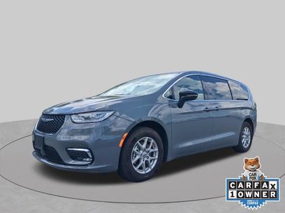Used 2025 Chrysler Pacifica Select