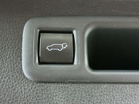 Used 2023 Toyota Highlander LE image 28