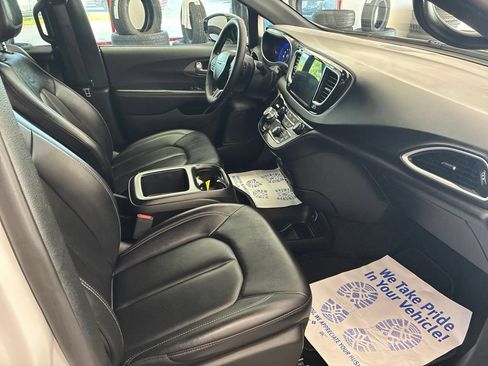 Used 2025 Chrysler Pacifica Select FWD image 29