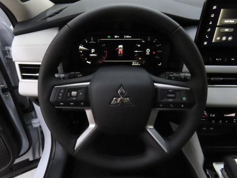 New 2025 Mitsubishi Outlander SE image 14