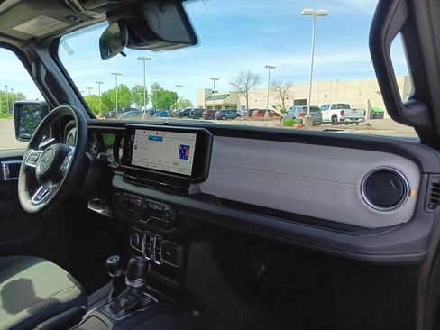 Used 2025 Jeep Wrangler Unlimited Sahara AWD/4WD image 16