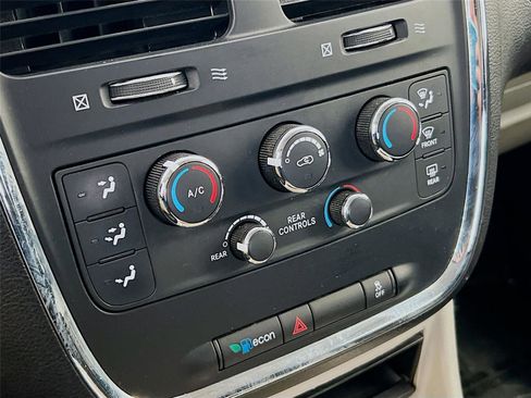 Used 2015 Dodge Grand Caravan SXT image 8