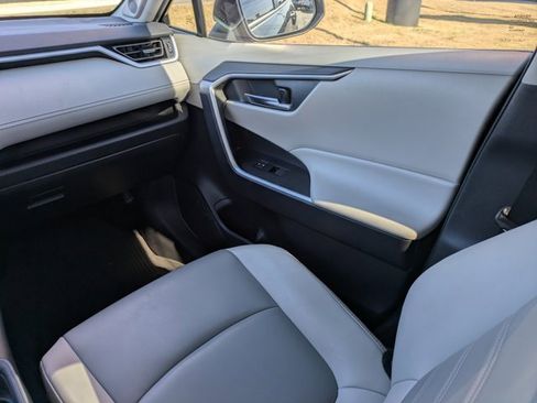 Used 2021 Toyota RAV4 XLE Premium image 19