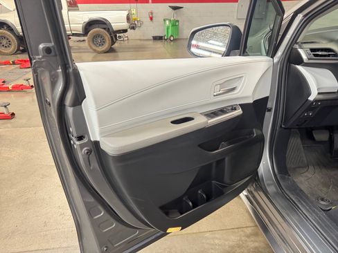 Used 2026 Toyota Sienna XLE FWD image 13