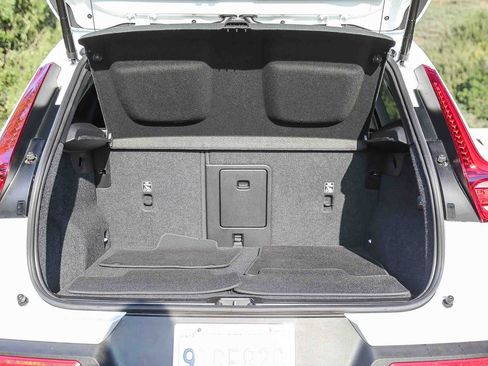 Certified 2025 Volvo XC40 B5 Ultra image 29