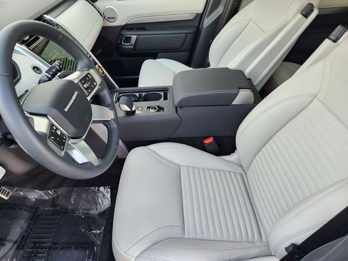 Certified 2025 Land Rover Discovery Dynamic SE image 14