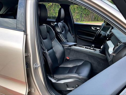 Used 2025 Volvo XC60 B5 Plus AWD/4WD image 10