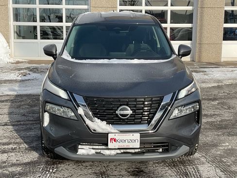 Used 2022 Nissan Rogue SV image 2