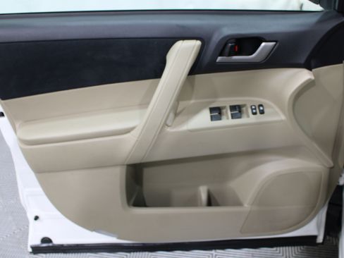 Used 2012 Toyota Highlander SE w/ Tech Pkg AWD/4WD image 6