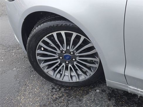 Used 2017 Ford Fusion SE w/ Fusion SE Technology Package image 18