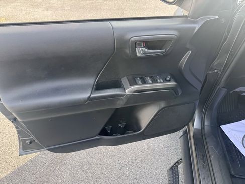 Used 2022 Toyota Tacoma TRD Off-Road image 13