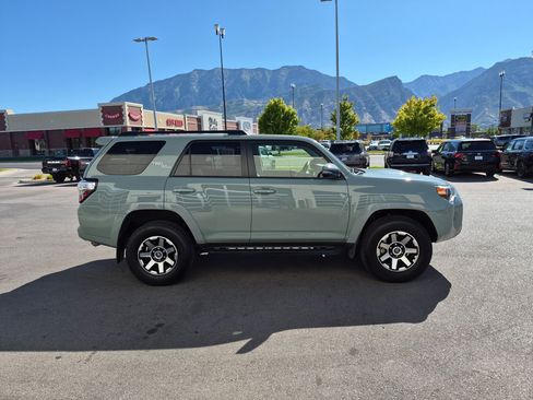 Used 2022 Toyota 4Runner TRD Off-Road Premium AWD/4WD image 2