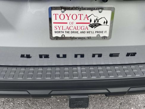 Used 2025 Toyota 4Runner SR5 AWD/4WD image 9