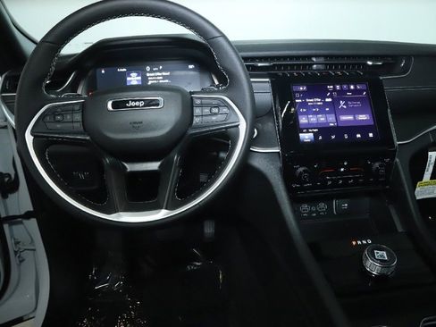 Used 2025 Jeep Grand Cherokee 4WD image 27