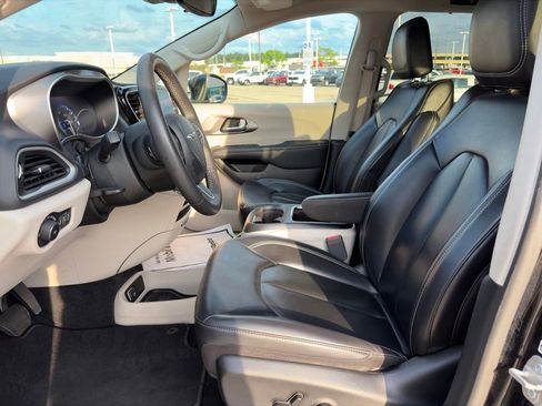 Used 2023 Chrysler Pacifica Touring-L FWD image 13