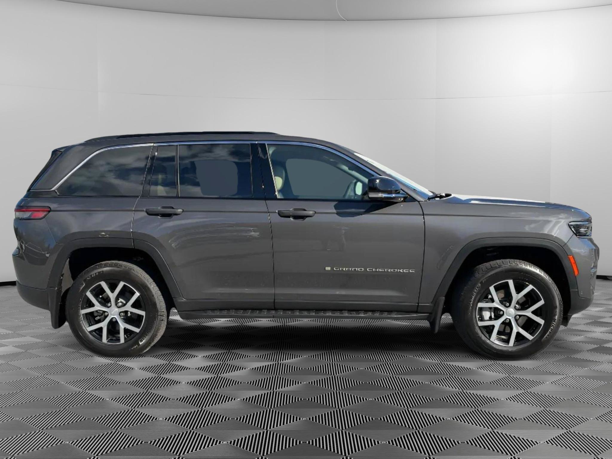 Used 2025 Jeep Grand Cherokee Limited w/ Luxury Tech Group II AWD/4WD image 6