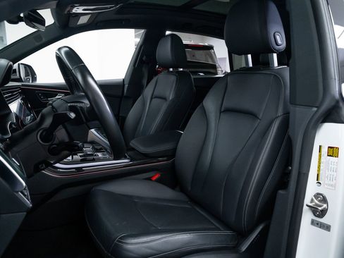 Used 2021 Audi Q8 Prestige w/ Prestige Package image 18